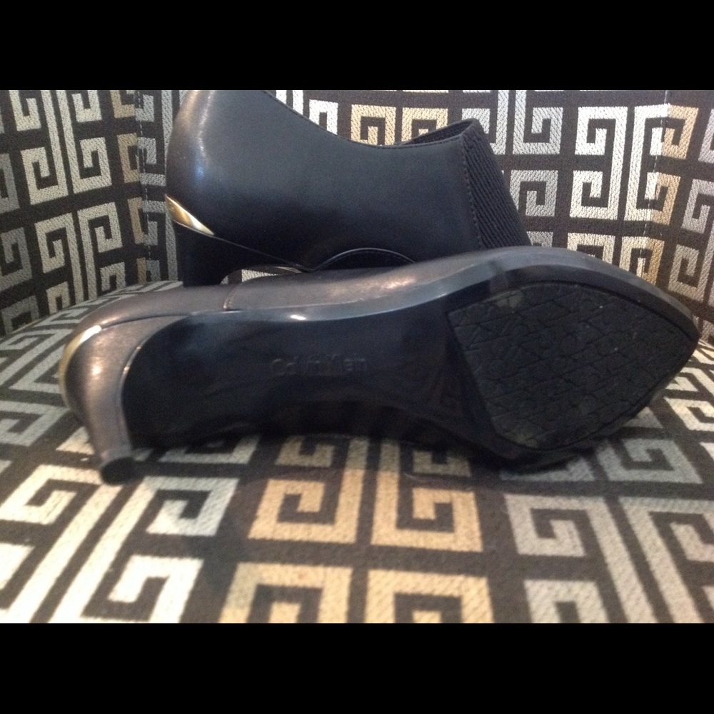 Calvin Klein 3 inch heel w/gold zipper & hardware - Picture 5 of 6